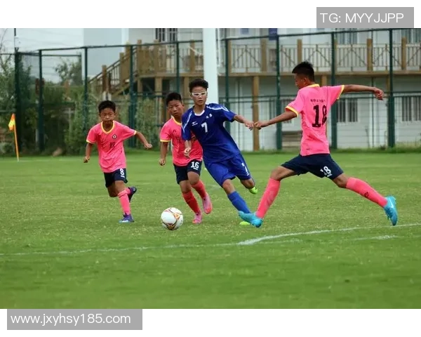 足球联谊图：展现激情与友谊的绿茵场上精彩瞬间与团队精神